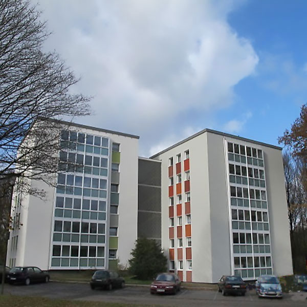 Renovierte Fassaden eine Wohngebäudekomplexes mit blauen und orangen Akzenten