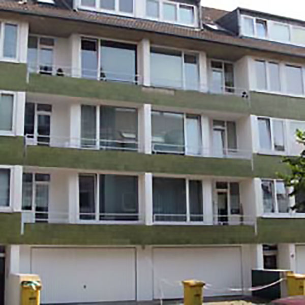 Fassade mit abgelösten Fliesenteilen